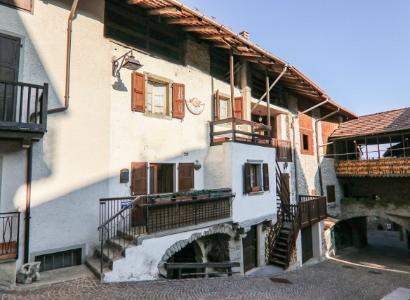 Rango, Top-to-bottom house, village centre