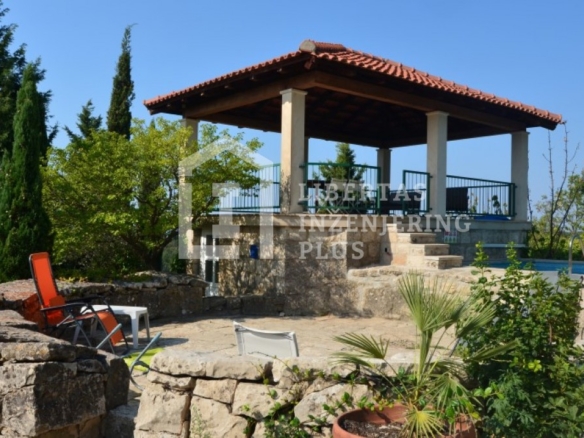 For sale smaller stone house with a swimming pool / AGENCY RECOMMENDATION