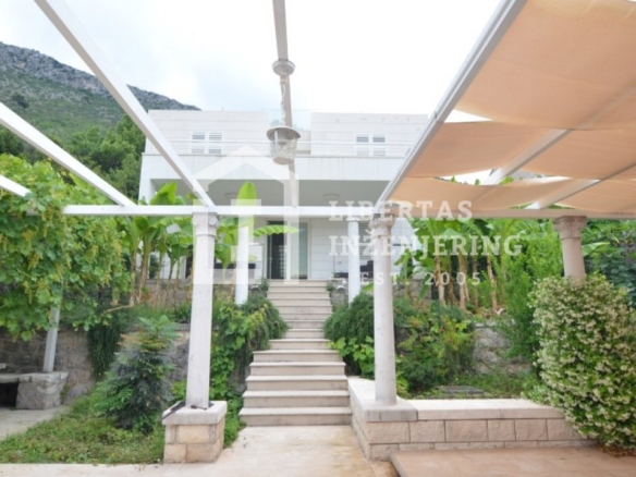 Smaller modern villa with swimming pool, second row from the sea / WORTH SEEING