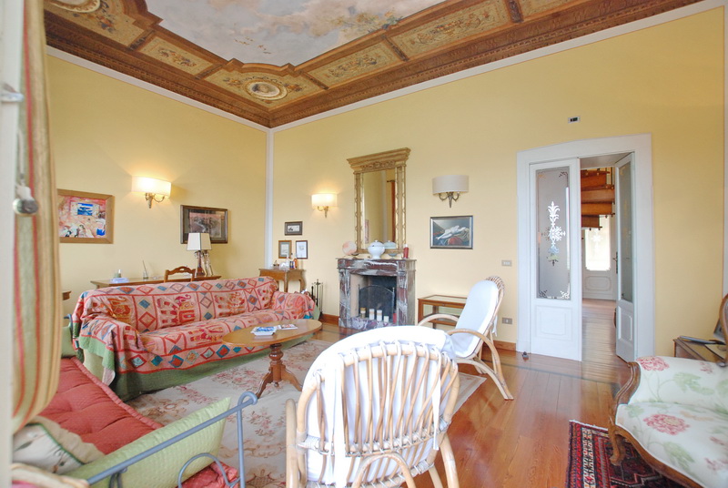 Luxury two-level apartment, in a historic villa with swimming pool, in Stresa.