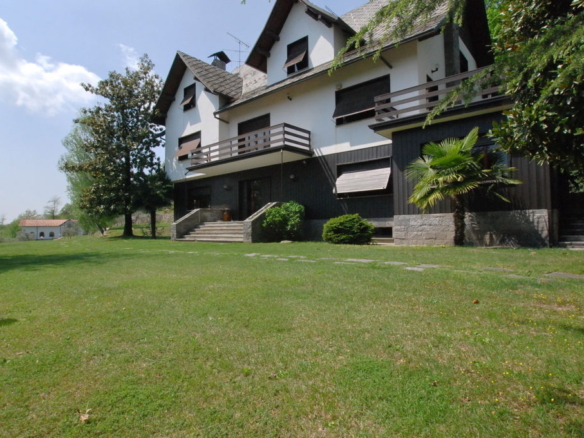 A large estate in Arona.