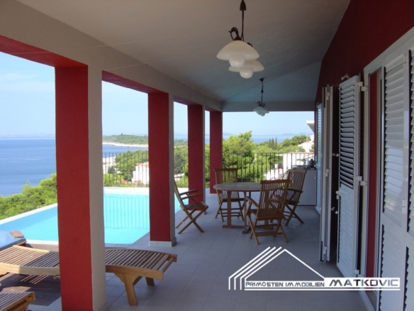 PRIMOSTEN HOUSE LOCATED 70M FROM THE SEA