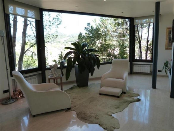 Luxurious villa, overlooking the sea and the mountains, in Alella.