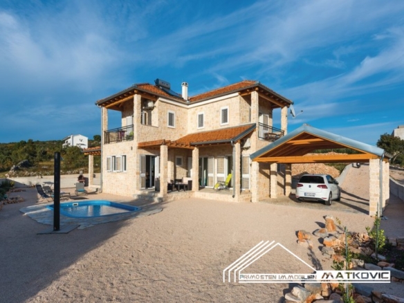 TOP HOLIDAY VILLA WITH SWIMMING POOL IN PRIMOSTEN OFFERS EVERY COMFORT