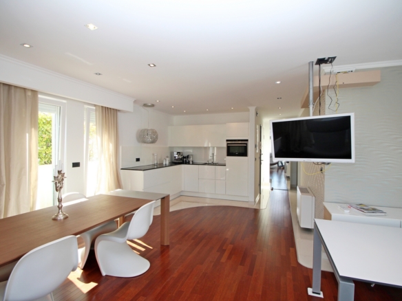 LUXURY APARTMENT WITH POOL AND GARDEN