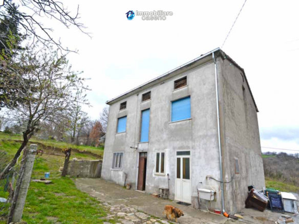 Detached house, habitable with 1.000 sq m of land for sale in Italy
