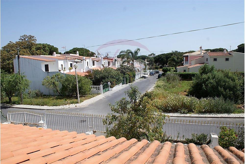 4-Bedroom Villa 2kms from the Beach