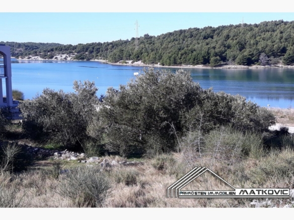 BUILDING PLOT IN THE FIRST ROW TO THE SEA NEAR SIBENIK