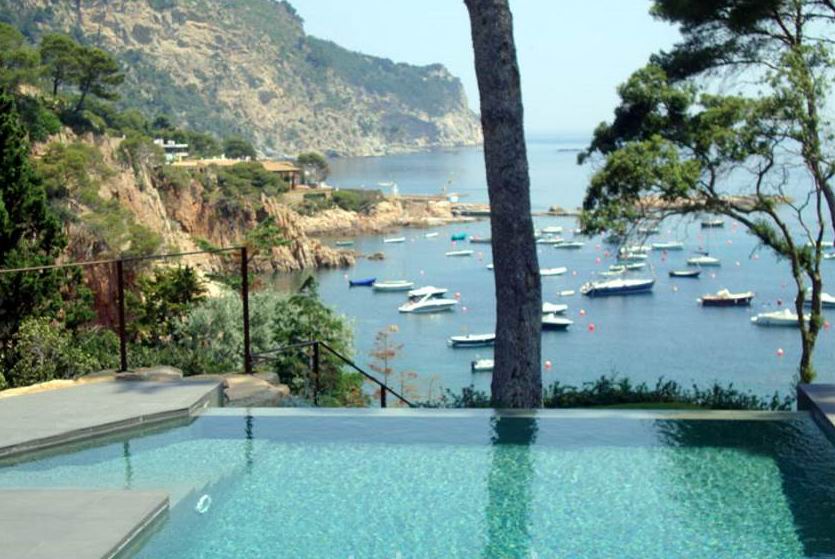 Magnificent villa, on the first line from the sea, in Aiguablava (Begur).