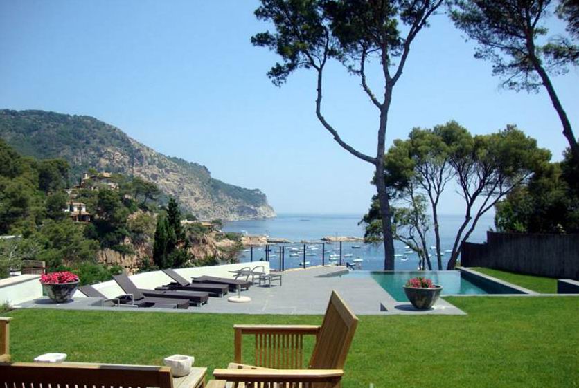 Magnificent villa, on the first line from the sea, in Aiguablava (Begur).
