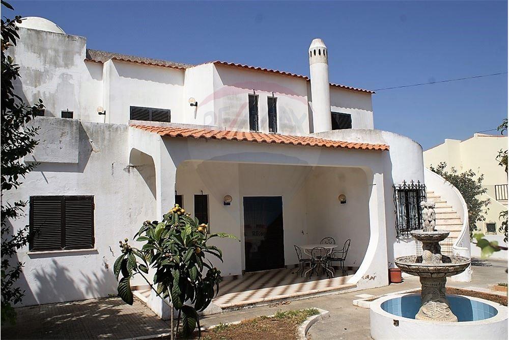 4-Bedroom Villa 2kms from the Beach