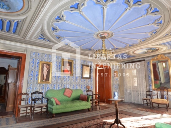 Stone palace with a spacious garden in a central position / REMARKABLE PROPERTY