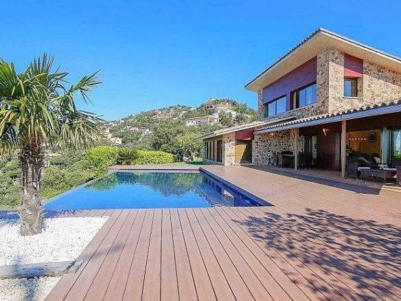 Exclusive house-chalet, overlooking the sea and mountains, in Santa Cristina de Aro.