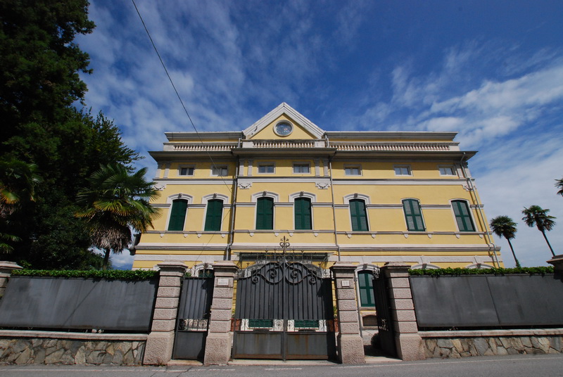 Luxury two-level apartment, in a historic villa with swimming pool, in Stresa.