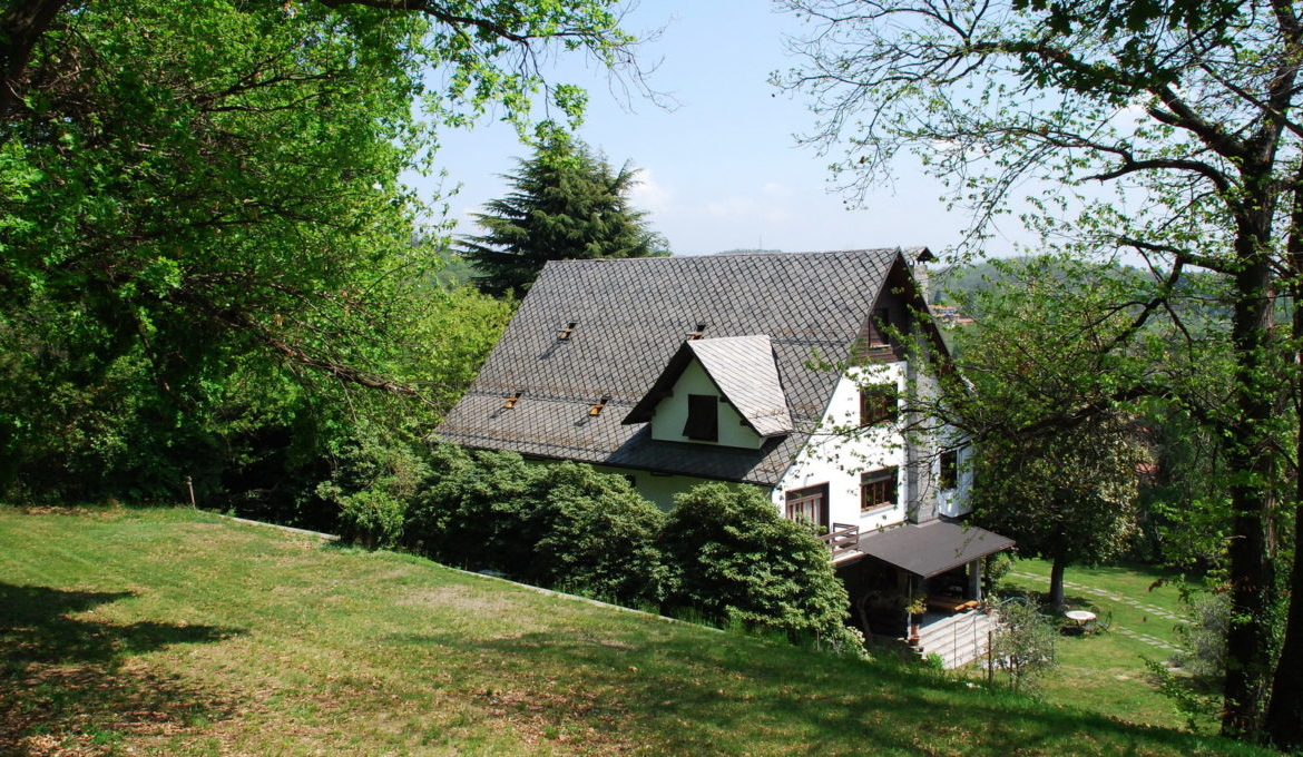 A large estate in Arona.
