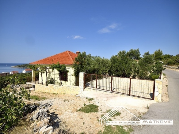 MIDDLE DALMATIA / ROGOZNICA SMALLER HOUSE WITH A VIEW