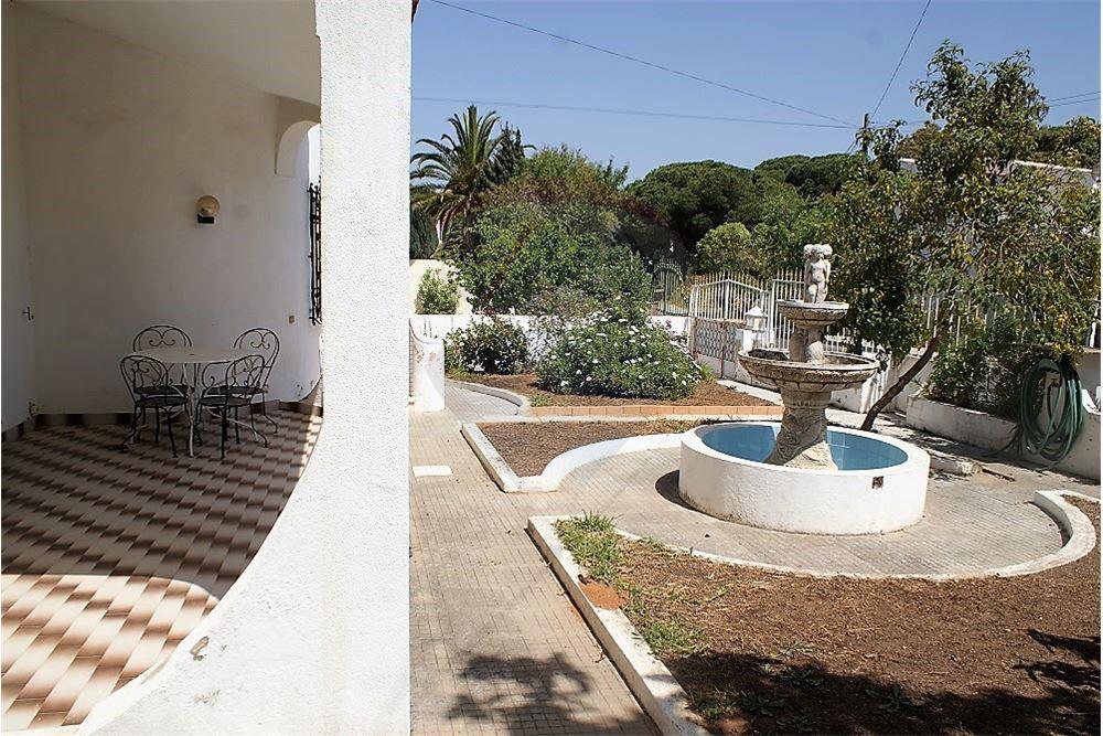 4-Bedroom Villa 2kms from the Beach