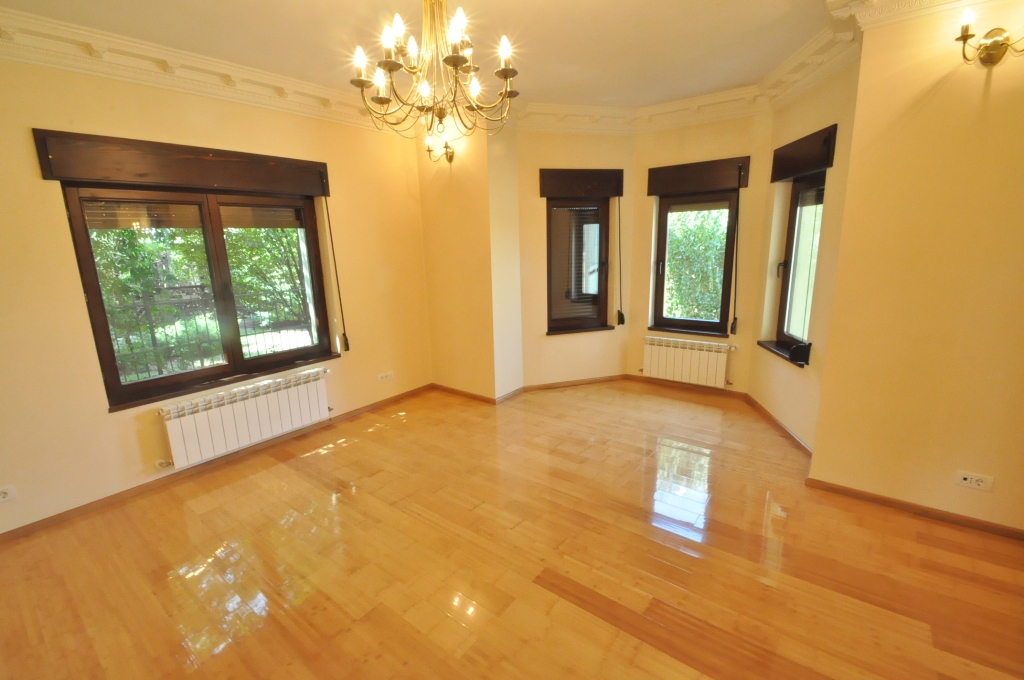 Elegant villa for sale, 8 rooms – Baneasa area