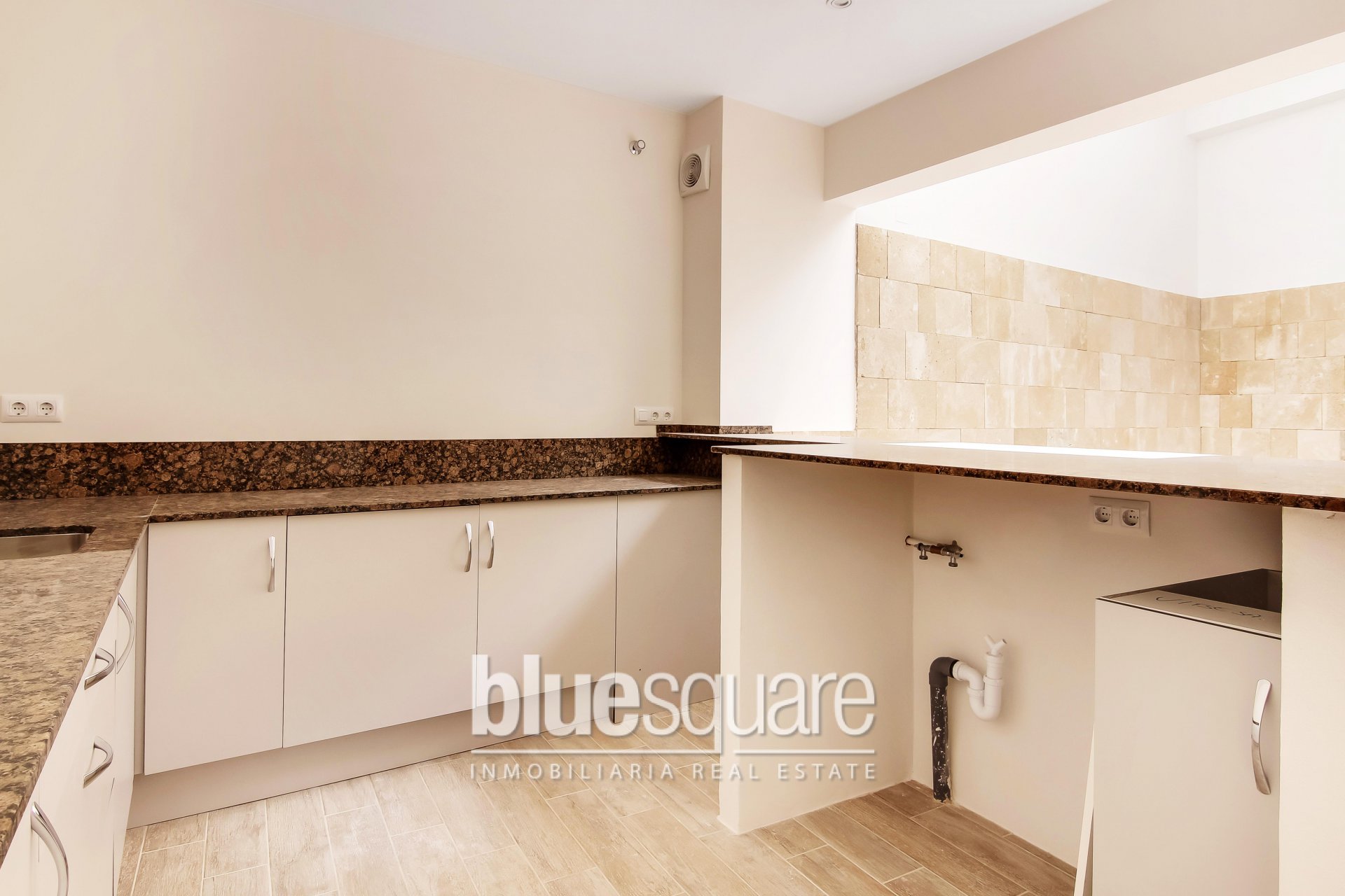 21428042245b911fd8047f35.91614049_33eb88be50_1920