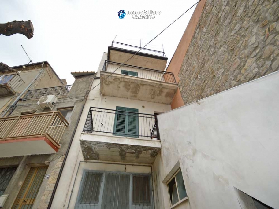 Buy a habitable property with terrace for sale in Italy