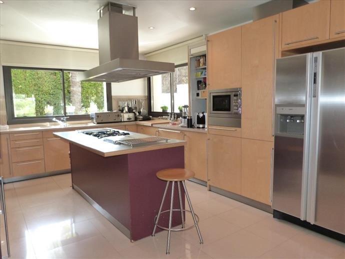 Luxurious villa, overlooking the sea and the mountains, in Alella.