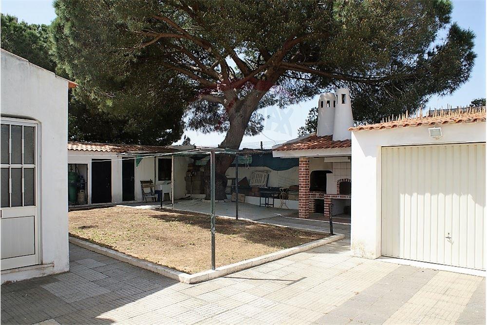4-Bedroom Villa 2kms from the Beach