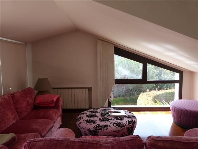 Luxurious villa, overlooking the sea and the mountains, in Alella.