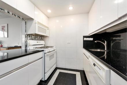Apartment with two bedrooms, in a condominium, in New York.