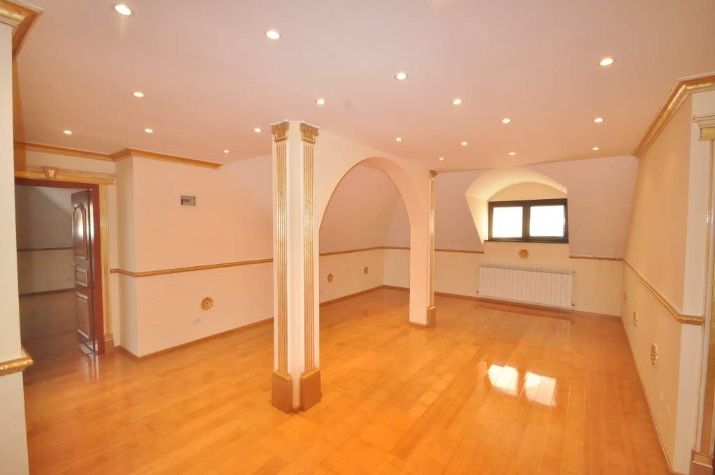 Elegant villa for sale, 8 rooms – Baneasa area