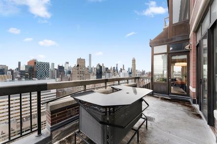 Apartment with two bedrooms, in a condominium, in New York.