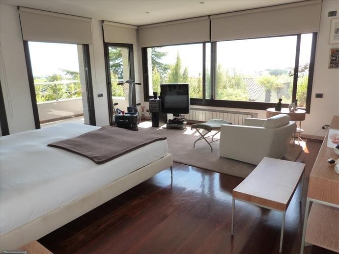 Luxurious villa, overlooking the sea and the mountains, in Alella.