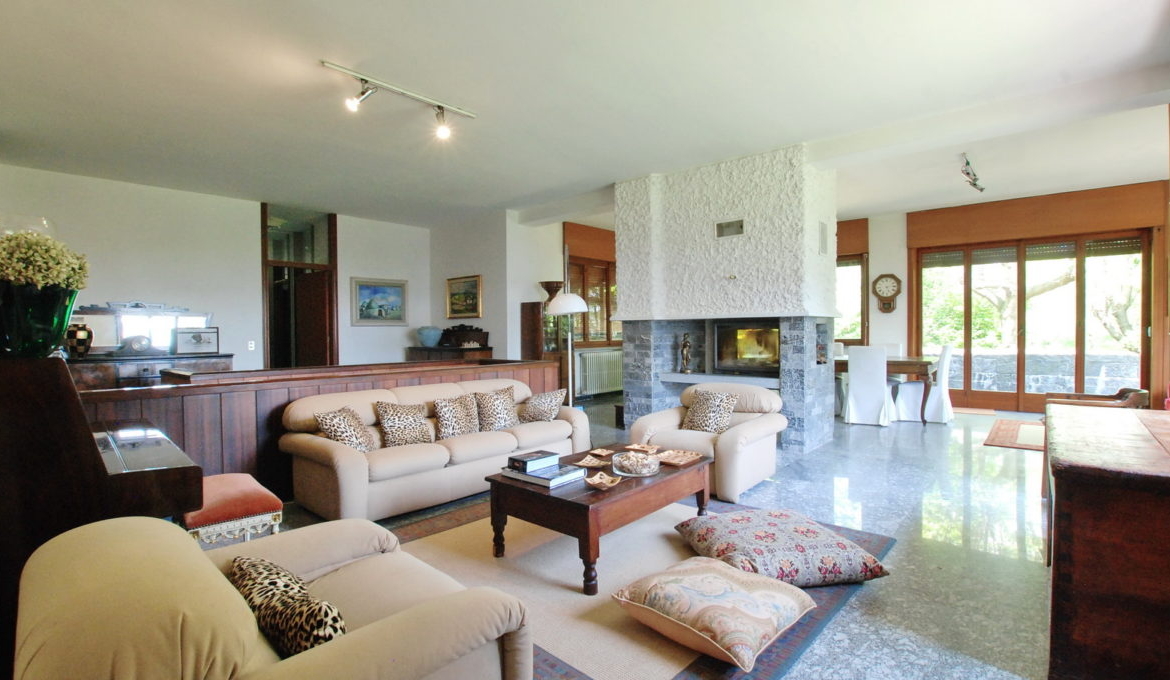 A large estate in Arona.