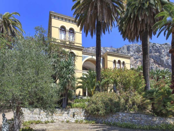 Beautiful historic villa, with a panoramic view, in Menton.