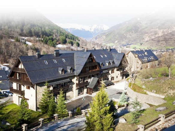 Hotel four stars, in a ski resort, in Valle de Aran (Catalonia).