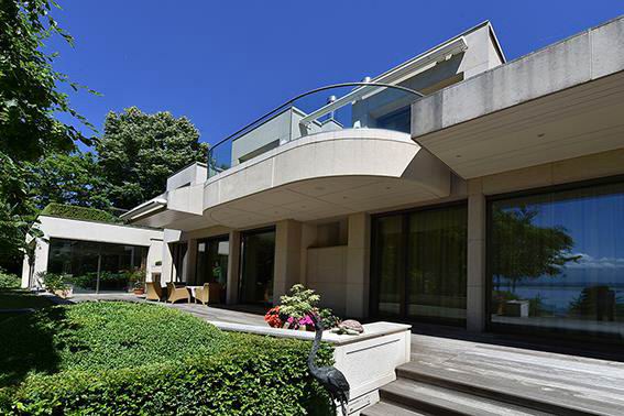 Villa, with panoramic views of lake Geneva, in Vesenaz.