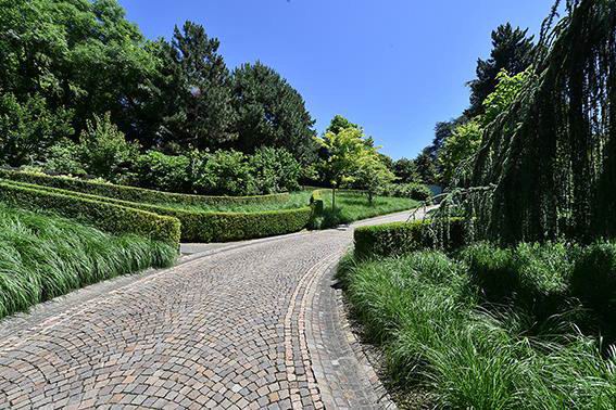Villa, with panoramic views of lake Geneva, in Vesenaz.