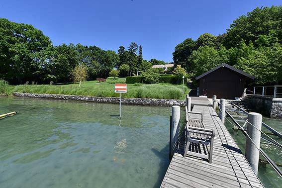 Villa, with panoramic views of lake Geneva, in Vesenaz.