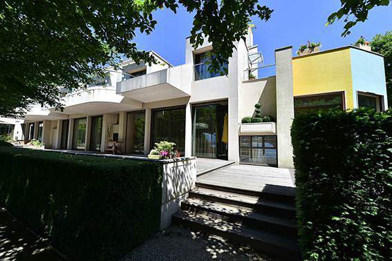 Villa, with panoramic views of lake Geneva, in Vesenaz.