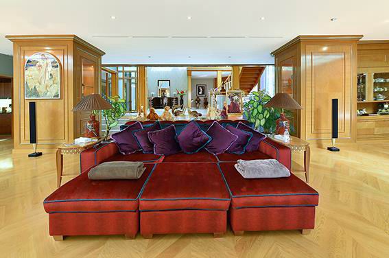 Villa, with panoramic views of lake Geneva, in Vesenaz.