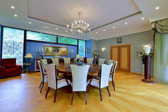 Villa, with panoramic views of lake Geneva, in Vesenaz.