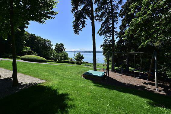 Villa, with panoramic views of lake Geneva, in Vesenaz.