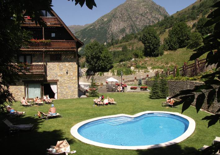 Hotel four stars, in a ski resort, in Valle de Aran (Catalonia).