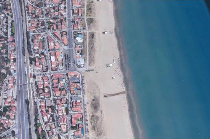The building on the beach, leased, in the town of Casteldefels.