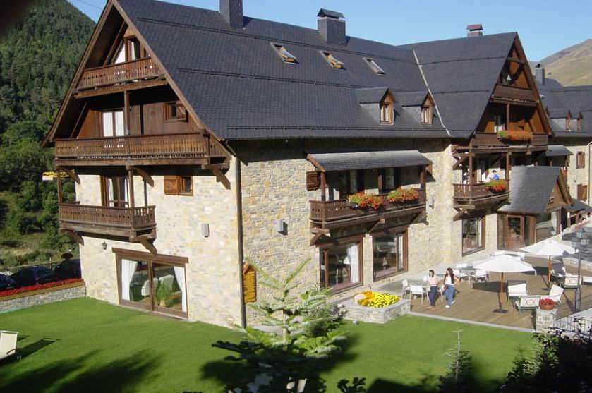 Hotel four stars, in a ski resort, in Valle de Aran (Catalonia).