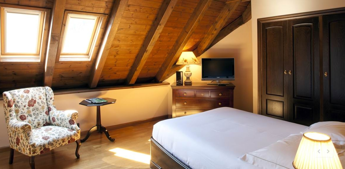 Hotel four stars, in a ski resort, in Valle de Aran (Catalonia).