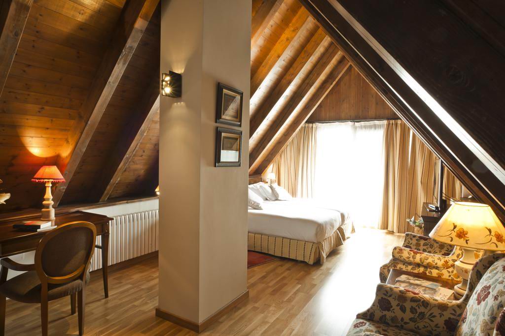 Hotel four stars, in a ski resort, in Valle de Aran (Catalonia).