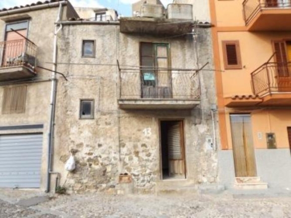sh 529 town house Caccamo, Sicily