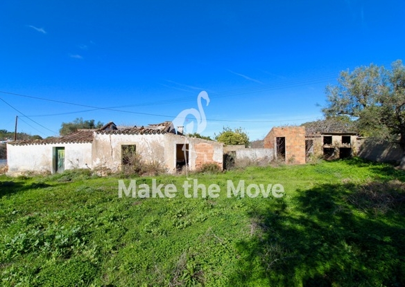 Ruin with potential to build one level Villa