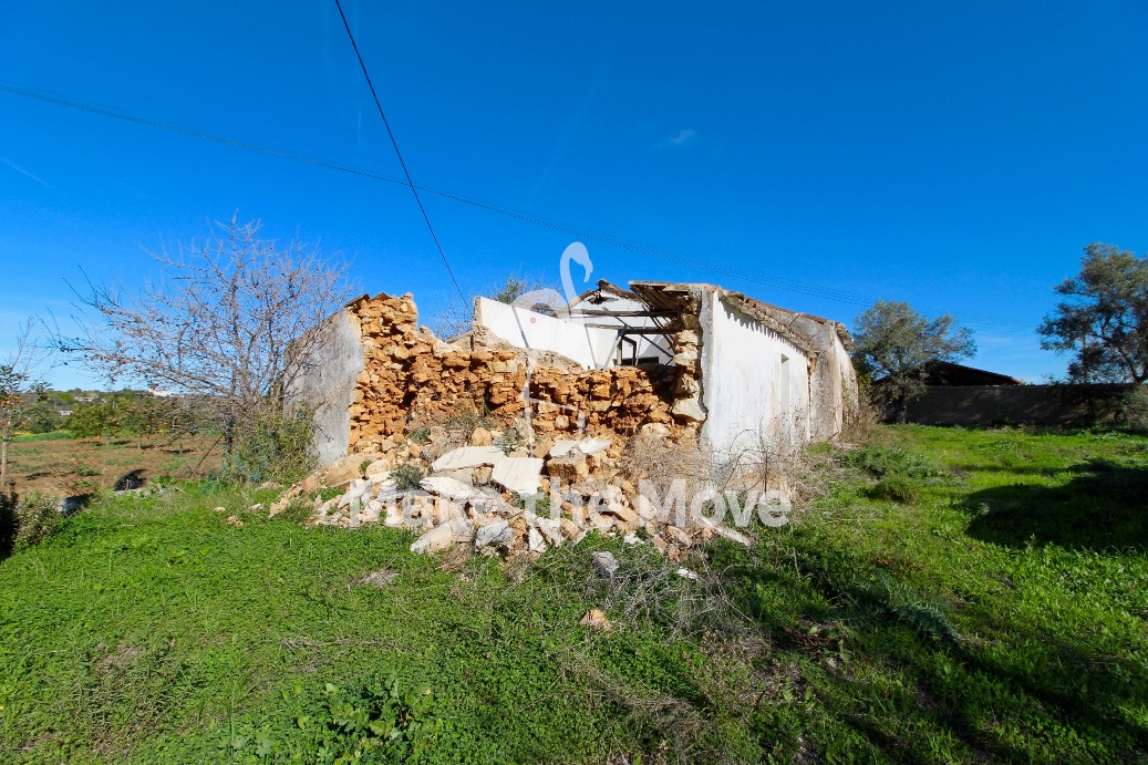 Ruin with potential to build one level Villa