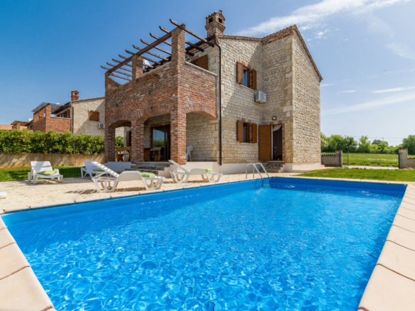 STONE VILLA WITH POOL AND GARDEN, 4 BEDROOMS, QUIET LOCATION, ..